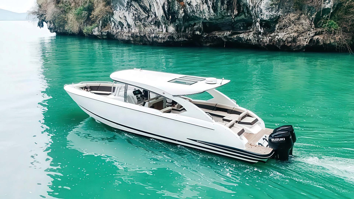 Аренда катера Luxury Cruiser 42 Ocean Pearl на Пхукете - вид с боку